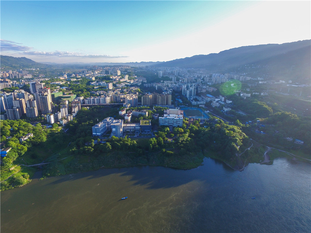 荣耀发布:西大附中入选“改革开放40年中国教育典型性代表”